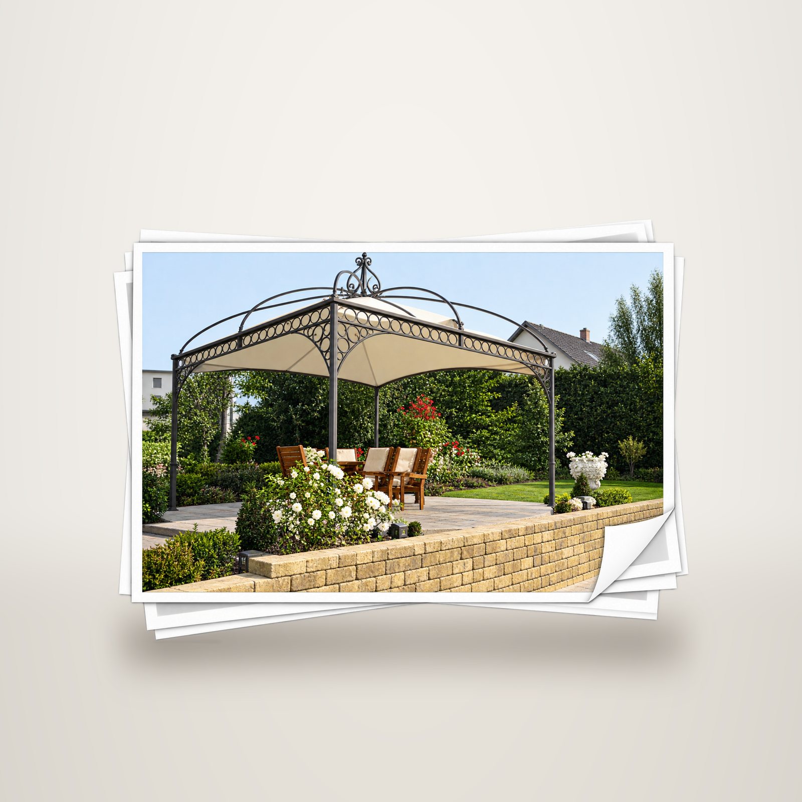 Pergola en fer forgé ornementé abritant un salon de jardin