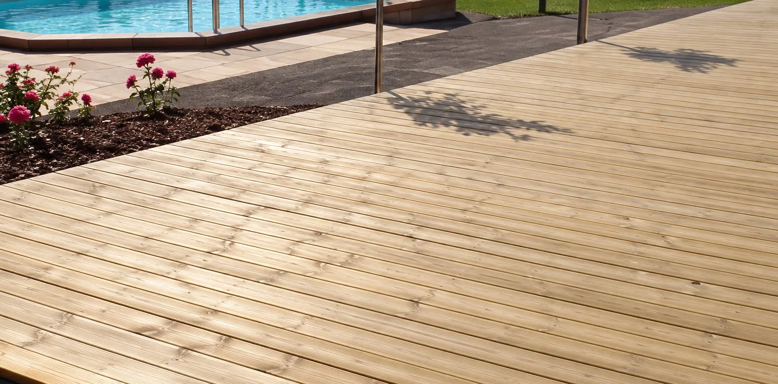 Une grande terrasse en bois clair aux lames bien alignées borde une piscine, avec la légende Terrasses en bas à droite.